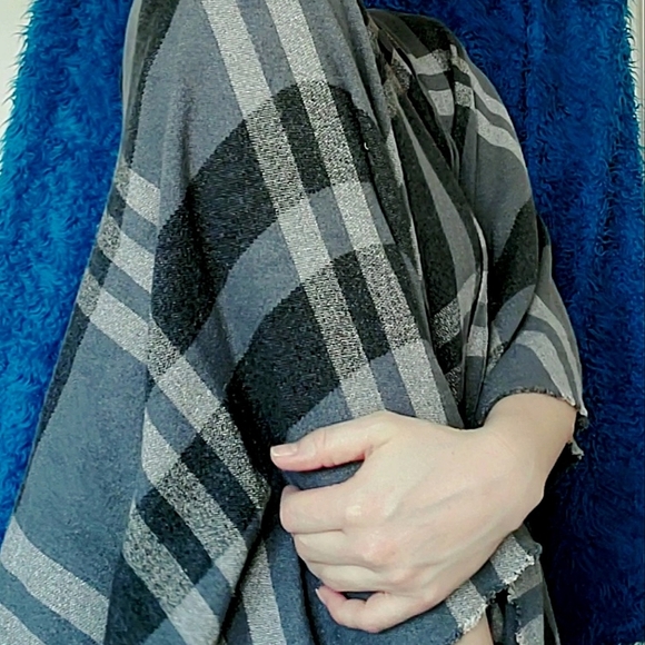 🍭 3 x $25 | SIIZU Charcoal Plaid Poncho by Causebox    O/S - Picture 4 of 8